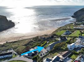 White Lodge - Coast Hideaways, hotel with parking in Mawgan Porth