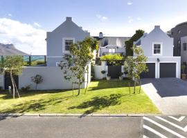 Strand Beach Lodge, holiday home in Strand