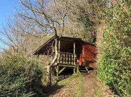 Surfers and walkers cosy camping cabin: Ilfracombe şehrinde bir otoparklı otel