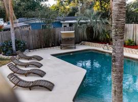 Pool & Hot Tub Home w Game Room! 1 Mile to Beach!, hotel with jacuzzis in Jacksonville Beach