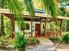 Peace Garden Spacious Bungalows- a walk to the beach, cabaña en Cocles