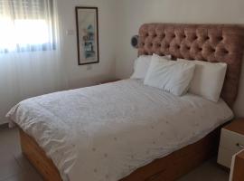 דירה מפנקת מעל הכנרת, hotel en Migdal