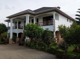 Room in BB - Kilihouse Bb Large Ensuite Double Bedroom with full facilities, pensión en Thika