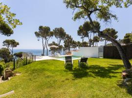 Luxury Villa in front of the beach POPETA: Calella de Palafrugell'de bir otel