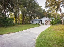 3 bed 2 bath fenced yard pet friendly great location 6 m from WEC, husdjursvänligt hotell i Ocala Ridge