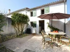 Maison de Charme avec Cour, 2 Chambres, Cuisine Équipée, Proche Village St Clément des Baleines - FR-1-434-74