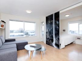 Overlooking the city, bright & cozy - Free Parking (A2), hotell Reykjavikis huviväärsuse Imagine Peace Tower lähedal