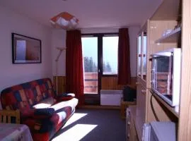 Studio cabine cosy avec balcon, 400m des pistes, casier à skis, proche commerces et remontées mécaniques. - FR-1-557A-15
