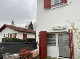 Charmant T1 bis à Cambo-les-Bains avec terrasse, proche des thermes, pour 2 personnes - FR-1-495-94, hotel in Cambo-les-Bains