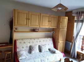 Studio cosy avec accès direct aux pistes à Saint-Jean-d'Aulps - FR-1-573-48, hôtel à Saint-Jean-dʼAulps
