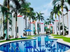 Lovely 3 bedroom condo with pool: Ixtapa'da bir otel