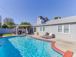 4 bedroom house with a pool, cottage in Reseda