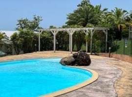 Zabana Lodge, dans un jardin tropical avec piscine, chalet i Saint-Claude