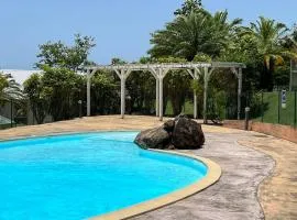 Zabana Lodge, dans un jardin tropical avec piscine