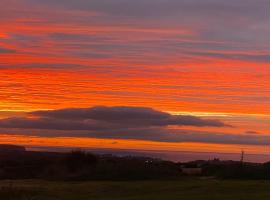 Idyllic Whitby Cottage, with sea views, sleeps 6, renta vacacional en Whitby