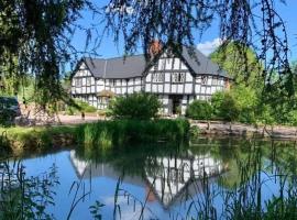 The Vauld, 2 bedroom suite with Bed and Breakfast, hotel dekat Hampton Court Castle & Gardens, Bodenham