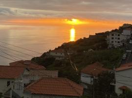 Cozy 1 BR w/ balcony, ocean view & perfect sunsets, holiday home in Ribeira Brava
