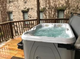 Private Luxury Suite with Hot Tub Downtown Eureka Springs, appartement in Eureka Springs