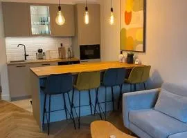 Modern 2-bedroom apartment with terrace & free parking