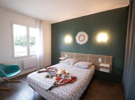 appartement n2 centre village, clim, parking gratuit, hotel in Aigues-Mortes