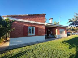 Chalet de Tony Verde en plena naturaleza, hotel in Adanero