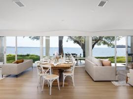 Soul Beach House - Luxury Home at Salamander Bay, hôtel de luxe à Salamander Bay