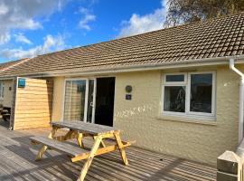 2 Bedroom Bungalow SV58, Seaview, Isle of Wight Free Wi-Fi, hotel em Seaview