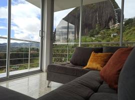 Linda casa con espectacular vista embalse y piedra, vacation home in Guatapé