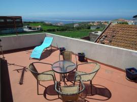 West Terrace House - Ocean View: Lourinhã'da bir otoparklı otel