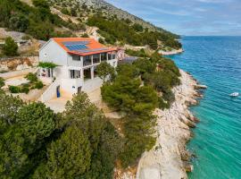 Rooms Plaža Divuje, hotel cerca de Desierto de Blaca, Murvica