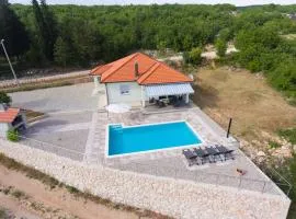 Villa Toni, villa in Imotski, private pool, barbeque, private parking