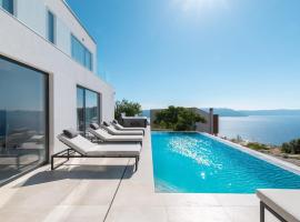 Villa Aristea with sea view, jacuzzi and infinity pool, hotel en Vicani