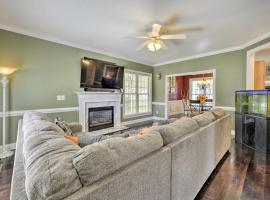 Wendell Home with Fenced Yard, Close to Raleigh, feriebolig i Knightdale