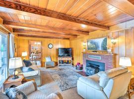 Charming Jackson Retreat with Game Room and Patio, hotel med parkering i Jackson