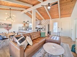 Trendy Digs with Yard Games, Fire Pit and Grill!, hotel a Cottonwood