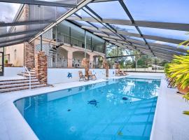 Elegant Winter Haven Villa with Dock and Lanai!, vil·la a Winter Haven