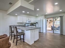 Comfy Bakersfield Townhome - Fire Pit and Patio, cottage di Bakersfield