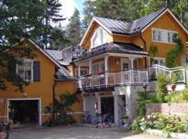 Villa Lövkulla with Sauna, loma-asunto kohteessa Löparö