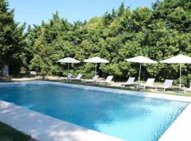 charming house with private pool in lagnes, near isle sur la sorgue, in the luberon, in Provence, for 8 people, hotel en Lagnes
