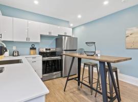 Bright and Spacious Condo in Downtown Collingwood 97043, hotel din Collingwood