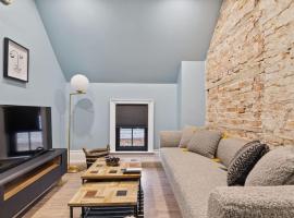 Luxury Contemporary Condo in Downtown Collingwood 97044, luxury hotel in Collingwood