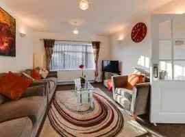 3 Bedroom Home l Free Parking l 5 Guests l Contractor Stays l Family Stays I