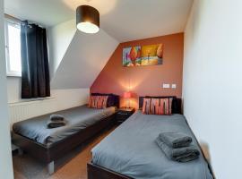 3 Bedroom Home l Free Parking l Long and Short Term Stays, hotell sihtkohas Wigan