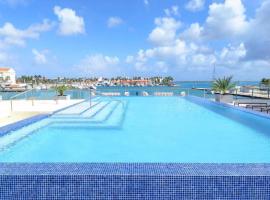 Stylish luxury condo, central location, ocean view, pool, gym, hotel di Oranjestad