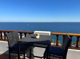 Premium Ocean Corner Unit, Fireplace, Golf Cart, 21 Steps from Top, hotel in Avalon