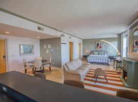 Designer Downtown Condo Suite - Splendid View, hotell i Des Moines