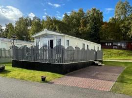 Freedom Lodge - Aviemore with FREE Starlink Superfast broadband 150mbps - Pet Free, hotel in Aviemore