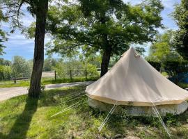 Camping Les Portes de Sancerre, отель с парковкой в городе Сент-Сатюр