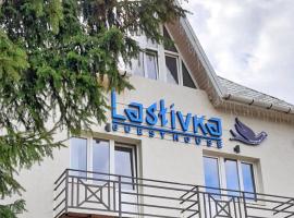 Lastivka Guest House、ヤブルニツァのゲストハウス