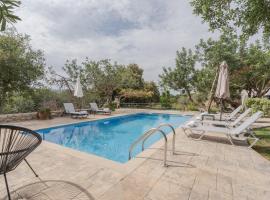 Villa Archodia - With Private Pool, hotel económico em Prinés